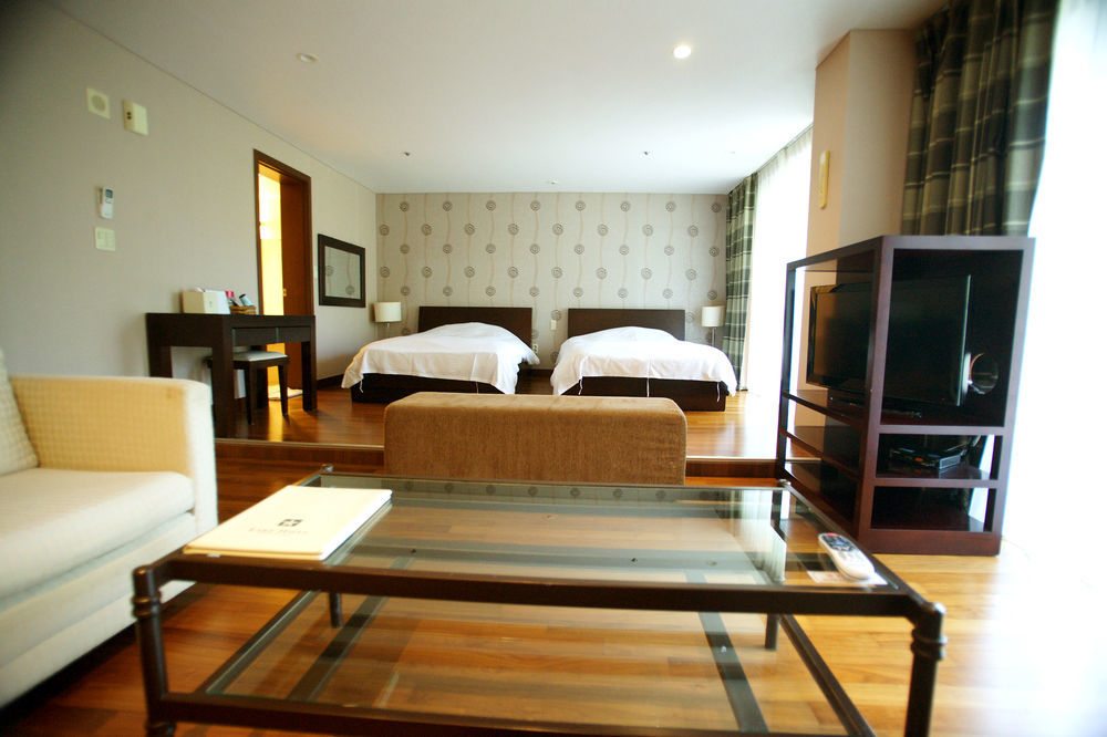 Lake Hills Jeju Resort Seogwipo Zewnętrze zdjęcie