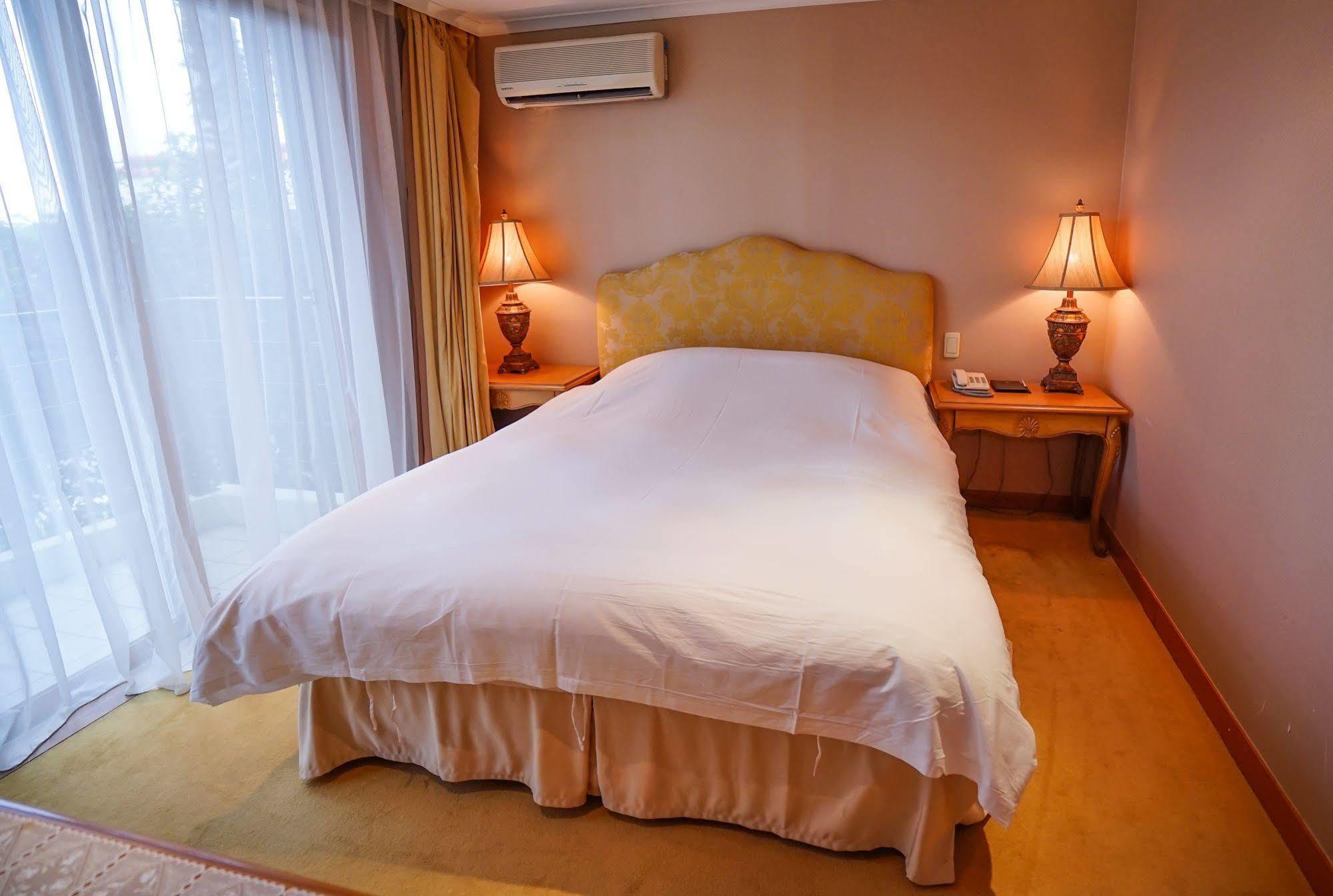 Lake Hills Jeju Resort Seogwipo Zewnętrze zdjęcie