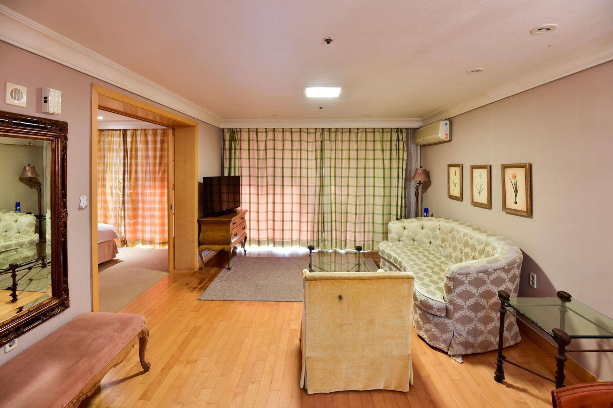Lake Hills Jeju Resort Seogwipo Zewnętrze zdjęcie