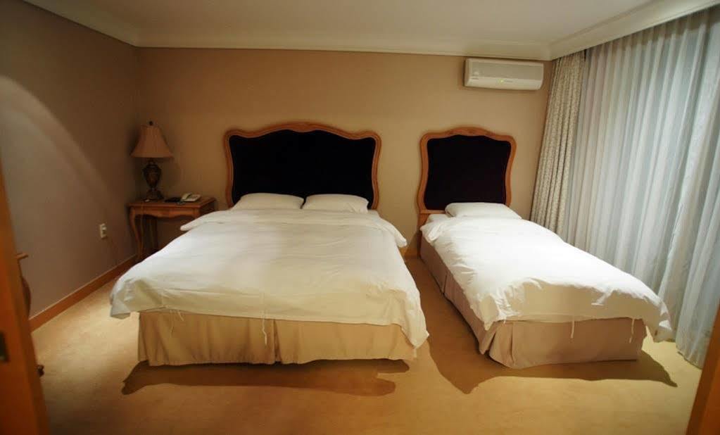 Lake Hills Jeju Resort Seogwipo Zewnętrze zdjęcie